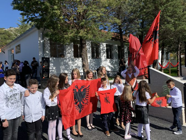 Црни орао над Tузима